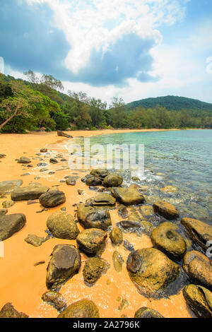 Sunset Beach sur la côte ouest plus calme de cette maison de vacances île ; coucher de soleil sur la plage, île de Koh Rong Sanloem, Sihanoukville, Cambodge Banque D'Images