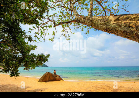 Sunset Beach sur la côte ouest plus calme de cette maison de vacances île ; coucher de soleil sur la plage, île de Koh Rong Sanloem, Sihanoukville, Cambodge Banque D'Images