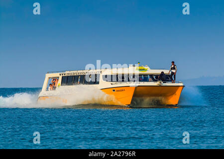 High Speed ferry touristique arrive à cette maison de vacances île ; baie Sarrasine Resort, Koh Rong Sanloem Island, Sihanoukville, Cambodge Banque D'Images