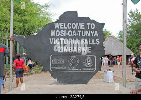 Se félicitant de l'entrée principale, signe de Mosi-Oa-Tunya National Park, Victoria Falls, Zimbabwe. Banque D'Images