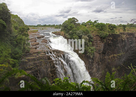Vue sur le haut de Victoria Falls et à la piscine, au Zimbabwe. Banque D'Images