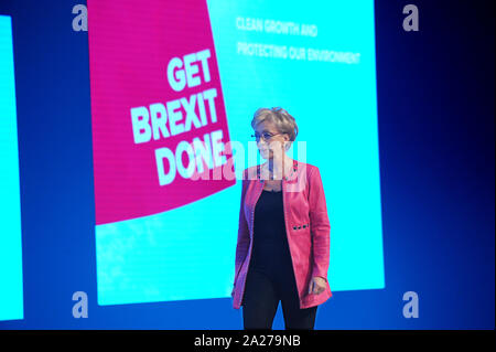 Manchester, Angleterre. 30 Septembre, 2019 Andrea Leadsom MP, Secrétaire d'État pour les affaires, l'énergie et de stratégie industrielle, quitte le podium les reflets verts Banque D'Images