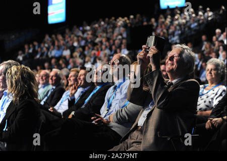 Manchester, Angleterre. 30 septembre 2019, un membre du parti prend une des selfies lui-même lors d'un discours dans la salle principale, le deuxième jour de la conserv Banque D'Images
