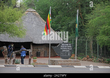 Se félicitant de l'entrée principale, signe de Mosi-Oa-Tunya National Park, Victoria Falls, Zimbabwe. Banque D'Images