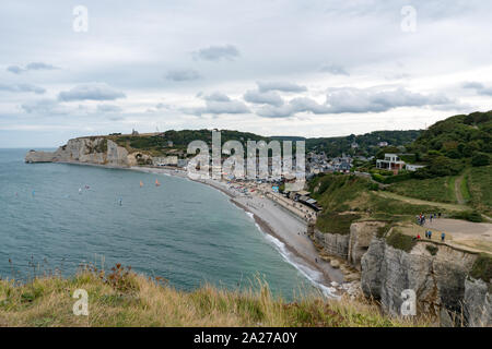 Etretat, Seine-Maritime / France - 14 août 2019 - vue de la plage rocheuse et station balnéaire d'Etretat en Normandie Banque D'Images