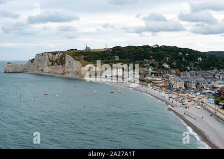 Etretat, Seine-Maritime / France - 14 août 2019 - vue de la plage rocheuse et station balnéaire d'Etretat en Normandie Banque D'Images