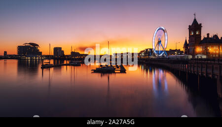 Grande Roue, Pier Head et bâtiment bâtiment ferris situé dans la baie de Cardiff Mermaid Quay - Cardiff, Pays de Galles, Royaume-Uni la nuit Banque D'Images