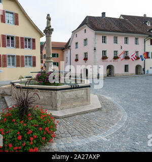 Saint-Ursanne, Jura / Suisse - 27 août 2019 : vue sur la place du village avec la mairie et la fontaine dans le village historique de Saint-Ursanne Banque D'Images