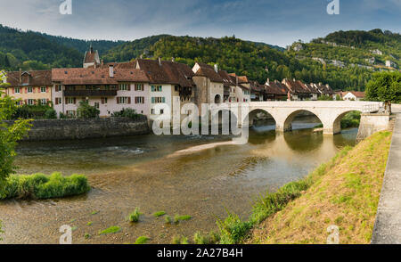 Saint Ursanne, Jura / Suisse - 27 août 2019 : panorama de la Suisse historique et pittoresque village de Saint-Ursanne sur le Doubs Banque D'Images