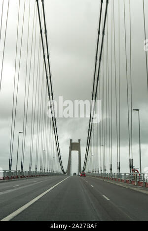 Bolbec, Seine-Maritime / France - 15 août 2019 : vue verticale du pont suspendu de Tancarville en Normandie en France Banque D'Images
