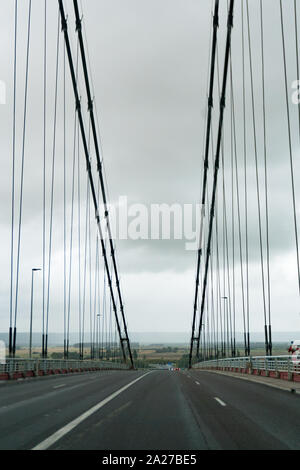Bolbec, Seine-Maritime / France - 15 août 2019 : vue verticale du pont suspendu de Tancarville en Normandie en France Banque D'Images
