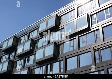 Un nouveau bâtiment avec des appartements de luxe est considéré dans le centre de Berlin, 19 mars 2015. Photo : Wolfram Steinberg/dpa | conditions dans le monde entier Banque D'Images