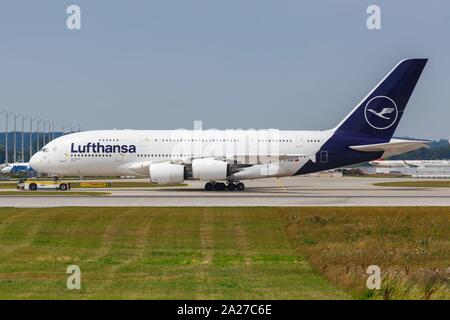 Munich, Allemagne - le 20 juillet 2019 : Lufthansa Airbus A380 avion à l'aéroport de Munich (MUC) en Allemagne. Dans le monde d'utilisation | Banque D'Images