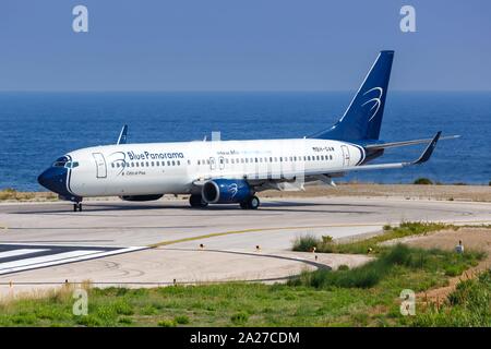 Skiathos, Grèce - Août 2, 2019 : Blue Panorama Boeing 737-800 avion à l'aéroport de Skiathos (JSI) en Grèce. Dans le monde d'utilisation | Banque D'Images