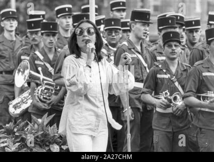 Nana Mouskouri le 13 juillet 1982 à Berlin lors de répétitions avec le choeur de la garnison française pour le défilé de la fête nationale française.La chanteuse grecque et politicien est né un 13 octobre 1934. Dans le monde d'utilisation | Banque D'Images