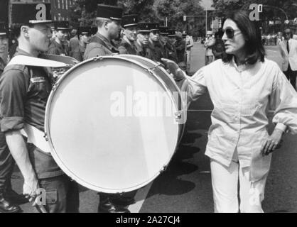 Nana Mouskouri le 13 juillet 1982 à Berlin lors de répétitions avec le choeur de la garnison française pour le défilé de la fête nationale française.La chanteuse grecque et politicien est né un 13 octobre 1934. Dans le monde d'utilisation | Banque D'Images