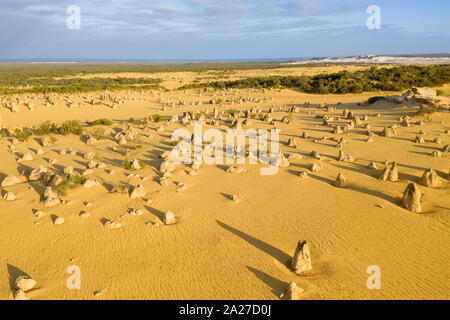 Au Désert des Pinnacles le Parc National de Nambung en Australie de l'Ouest Banque D'Images