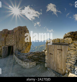 Remparts historiques et des tunnels à partir de la Première Guerre mondiale dans les Dolomites italiennes Banque D'Images