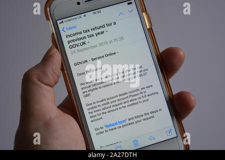 / Phishing scam email, prétendant provenir de HMRC qui prétend qu'un remboursement d'impôt est dû demander à l'utilisateur de se connecter à ajouter des détails de compte bancaire Banque D'Images