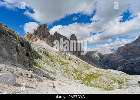 Vue sur montagne sauvage avec des pics rocheux et un sentier de randonnée à l'avant-plan dans le Dolomites italiennes Banque D'Images