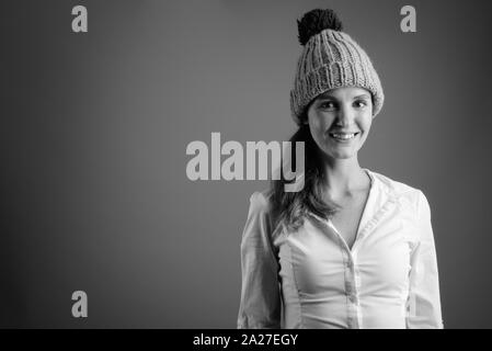 Portrait of young Beautiful woman winter Beanie Hat Banque D'Images