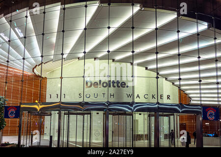 Chicago, IL, USA, Octobre 2016 : vue de la nuit de l'immeuble de bureaux de Deloitte sur Wacker Drive à Chicago. Deloitte est une multinationale professional servic Banque D'Images