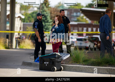 Le Service de Police de la zone après une enquête sur le transport en commun mais frappé et tué une femme près de la station de bus à l'angle de la 3e rue, et la noix, le jeudi 26 septembre 2019 à Bloomington, Ind. Police ne sont pas encore publier le nom de la femme en attendant la notification du plus proche parent. (Photo de Jeremy Hogan/l'Bloomingtonian) Banque D'Images