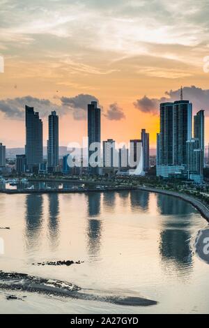 Skyline at sunset, Panama City, Panama Banque D'Images