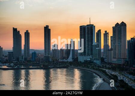 L'horizon après le coucher du soleil, la ville de Panama, Panama Banque D'Images