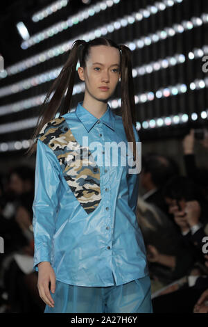 Paris, France. 06Th Oct, 2019. Un modèle tient à la passerelle pendant l'exposition de Zhang Jarel dans le cadre de la présentation de la collection printemps-été 2020 Prêt-à-porter lors de la Fashion Week de Paris à Paris le mardi 1 octobre 2019. Photo par Eco Clement/UPI UPI : Crédit/Alamy Live News Banque D'Images