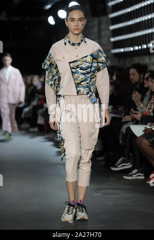 Paris, France. 06Th Oct, 2019. Un modèle tient à la passerelle pendant l'exposition de Zhang Jarel dans le cadre de la présentation de la collection printemps-été 2020 Prêt-à-porter lors de la Fashion Week de Paris à Paris le mardi 1 octobre 2019. Photo par Eco Clement/UPI UPI : Crédit/Alamy Live News Banque D'Images