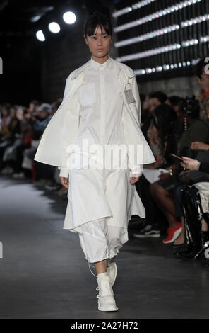 Paris, France. 06Th Oct, 2019. Un modèle tient à la passerelle pendant l'exposition de Zhang Jarel dans le cadre de la présentation de la collection printemps-été 2020 Prêt-à-porter lors de la Fashion Week de Paris à Paris le mardi 1 octobre 2019. Photo par Eco Clement/UPI UPI : Crédit/Alamy Live News Banque D'Images