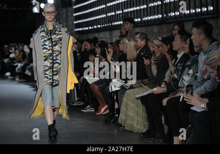 Paris, France. 06Th Oct, 2019. Un modèle tient à la passerelle pendant l'exposition de Zhang Jarel dans le cadre de la présentation de la collection printemps-été 2020 Prêt-à-porter lors de la Fashion Week de Paris à Paris le mardi 1 octobre 2019. Photo par Eco Clement/UPI UPI : Crédit/Alamy Live News Banque D'Images