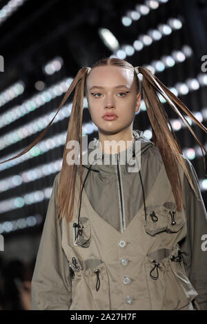 Paris, France. 06Th Oct, 2019. Un modèle tient à la passerelle pendant l'exposition de Zhang Jarel dans le cadre de la présentation de la collection printemps-été 2020 Prêt-à-porter lors de la Fashion Week de Paris à Paris le mardi 1 octobre 2019. Photo par Eco Clement/UPI UPI : Crédit/Alamy Live News Banque D'Images