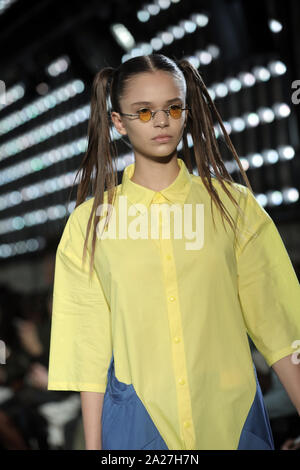 Paris, France. 06Th Oct, 2019. Un modèle tient à la passerelle pendant l'exposition de Zhang Jarel dans le cadre de la présentation de la collection printemps-été 2020 Prêt-à-porter lors de la Fashion Week de Paris à Paris le mardi 1 octobre 2019. Photo par Eco Clement/UPI UPI : Crédit/Alamy Live News Banque D'Images