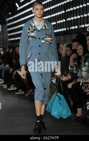 Paris, France. 06Th Oct, 2019. Un modèle tient à la passerelle pendant l'exposition de Zhang Jarel dans le cadre de la présentation de la collection printemps-été 2020 Prêt-à-porter lors de la Fashion Week de Paris à Paris le mardi 1 octobre 2019. Photo par Eco Clement/UPI UPI : Crédit/Alamy Live News Banque D'Images