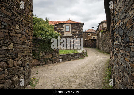 Penafiel, Portugal - 29 septembre 2019 : Quintandona , un village d'architecture singulière et ses bâtiments à l'ardoise, le granit et l'ardoise ston Banque D'Images