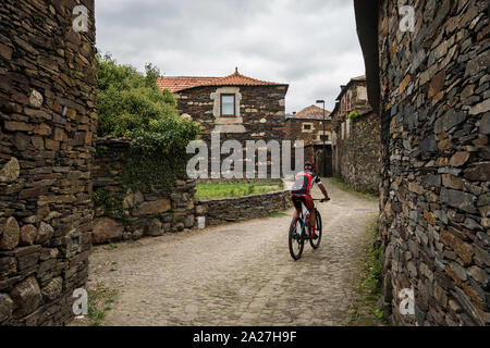 Penafiel, Portugal - 29 septembre 2019 : Quintandona , un village d'architecture singulière et ses bâtiments à l'ardoise, le granit et l'ardoise ston Banque D'Images