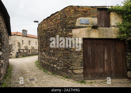 Penafiel, Portugal - 29 septembre 2019 : Quintandona , un village d'architecture singulière et ses bâtiments à l'ardoise, le granit et l'ardoise ston Banque D'Images