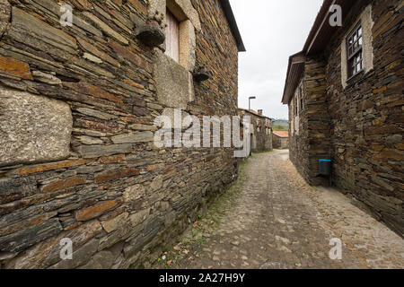 Penafiel, Portugal - 29 septembre 2019 : Quintandona , un village d'architecture singulière et ses bâtiments à l'ardoise, le granit et l'ardoise ston Banque D'Images