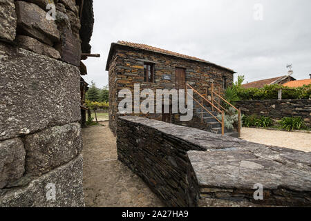 Penafiel, Portugal - 29 septembre 2019 : Quintandona , un village d'architecture singulière et ses bâtiments à l'ardoise, le granit et l'ardoise ston Banque D'Images