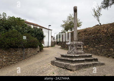 Penafiel, Portugal - 29 septembre 2019 : Quintandona , un village d'architecture singulière et ses bâtiments à l'ardoise, le granit et l'ardoise ston Banque D'Images