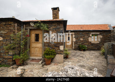 Penafiel, Portugal - 29 septembre 2019 : Quintandona , un village d'architecture singulière et ses bâtiments à l'ardoise, le granit et l'ardoise ston Banque D'Images