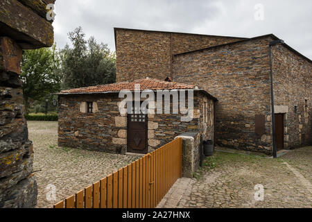 Penafiel, Portugal - 29 septembre 2019 : Quintandona , un village d'architecture singulière et ses bâtiments à l'ardoise, le granit et l'ardoise ston Banque D'Images