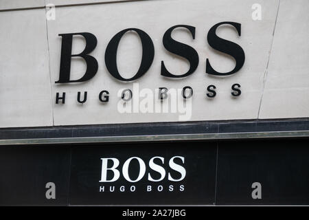 Zurich, Suisse - le 19 juillet 2018 : Hugo Boss logo en façade du magasin de marque Banque D'Images
