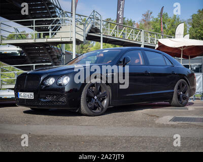 MONTMELO, ESPAGNE-28 septembre 2019 : Noir 2018 Bentley Flying Spur W12 (deuxième génération) dans les rues de la ville, Banque D'Images