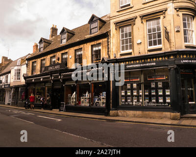 Afficher le long de St Mary's Street dans le centre de ville attrayante de Stamford Lincolnshire Rep England UK un lieu de tournage populaire Banque D'Images