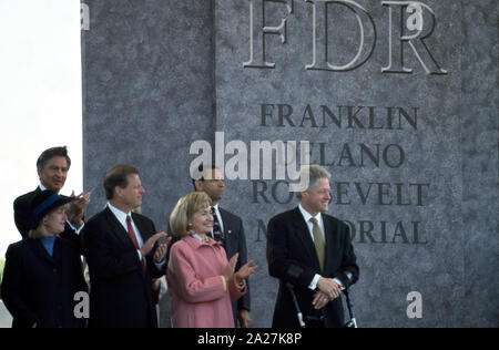 Le président Bill Clinton, sa femme Hillary Clinton et Al Gore et sa femme Tipper, pour la dédicace du RAD Memorial, le 2 mai 1997, Washington, D.C. Banque D'Images