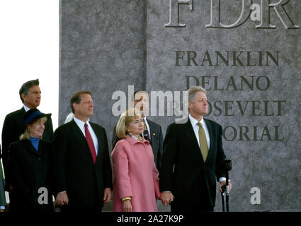 Le président Bill Clinton, la première dame Hillary Clinton, le Vice-président Al Gore et sa femme Tipper, droite à gauche, en 1997, lors de la dédicace de la Franklin Delano Roosevelt Memorial, Washington, D.C Banque D'Images