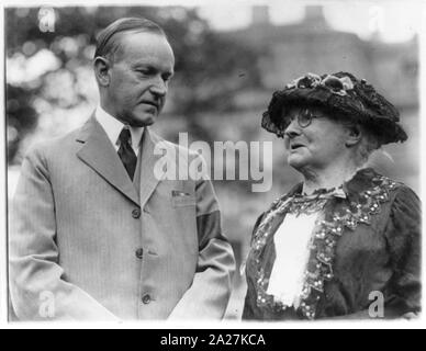 Le président Calvin Coolidge et Mother Jones, demi-longueur, debout à l'extérieur. Banque D'Images